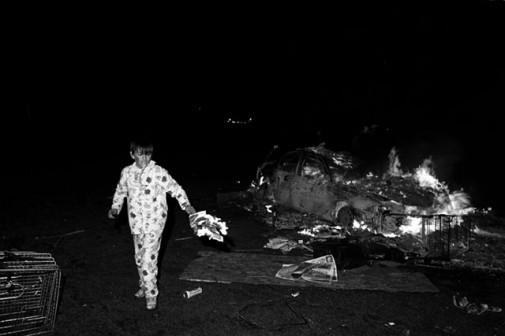Jugendliche Brandsätze(r) - Streetfotografie